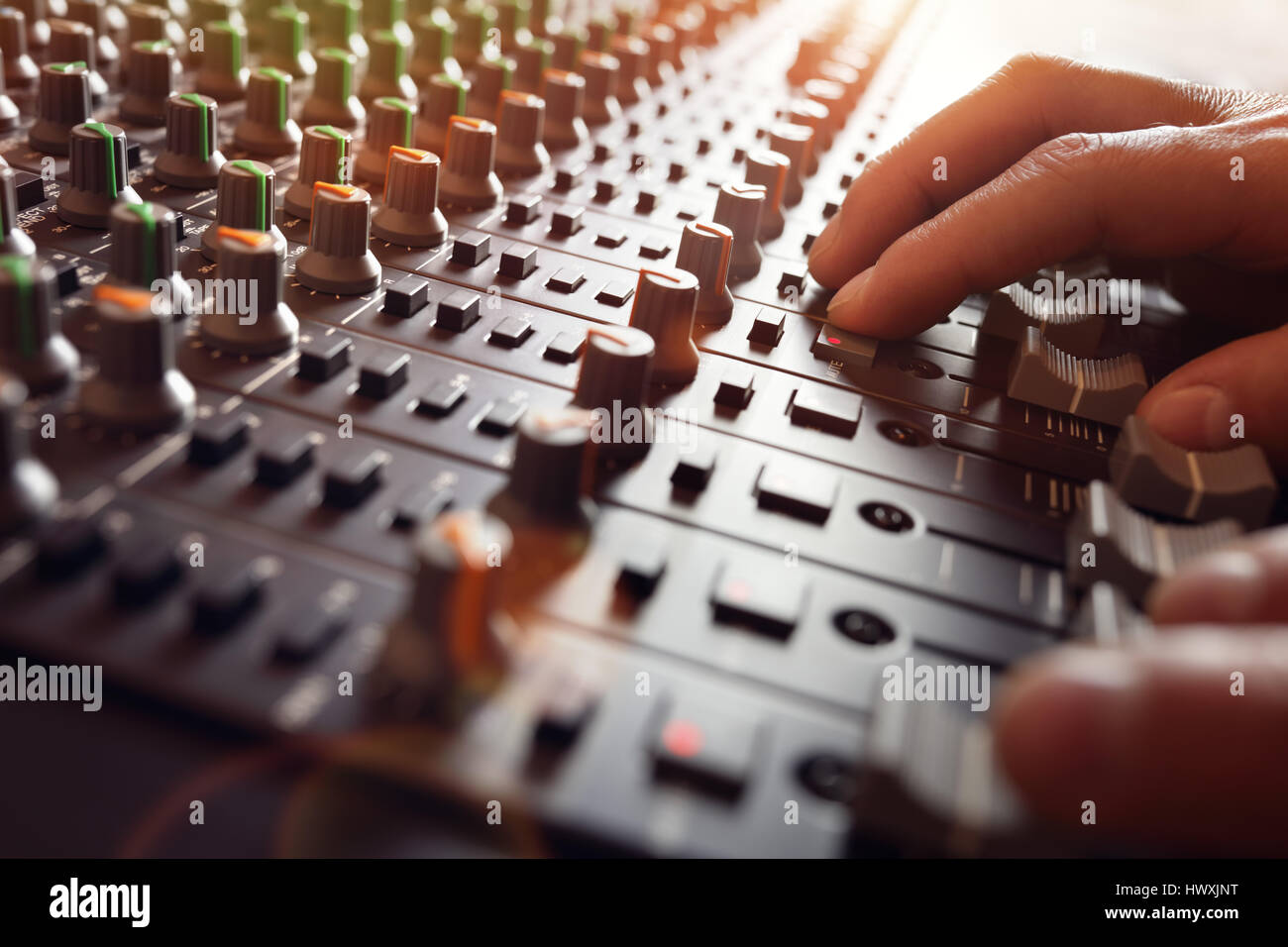 Per la registrazione del suono miscelazione in studio con scrivania da parte di un tecnico o di un produttore di musica Foto Stock