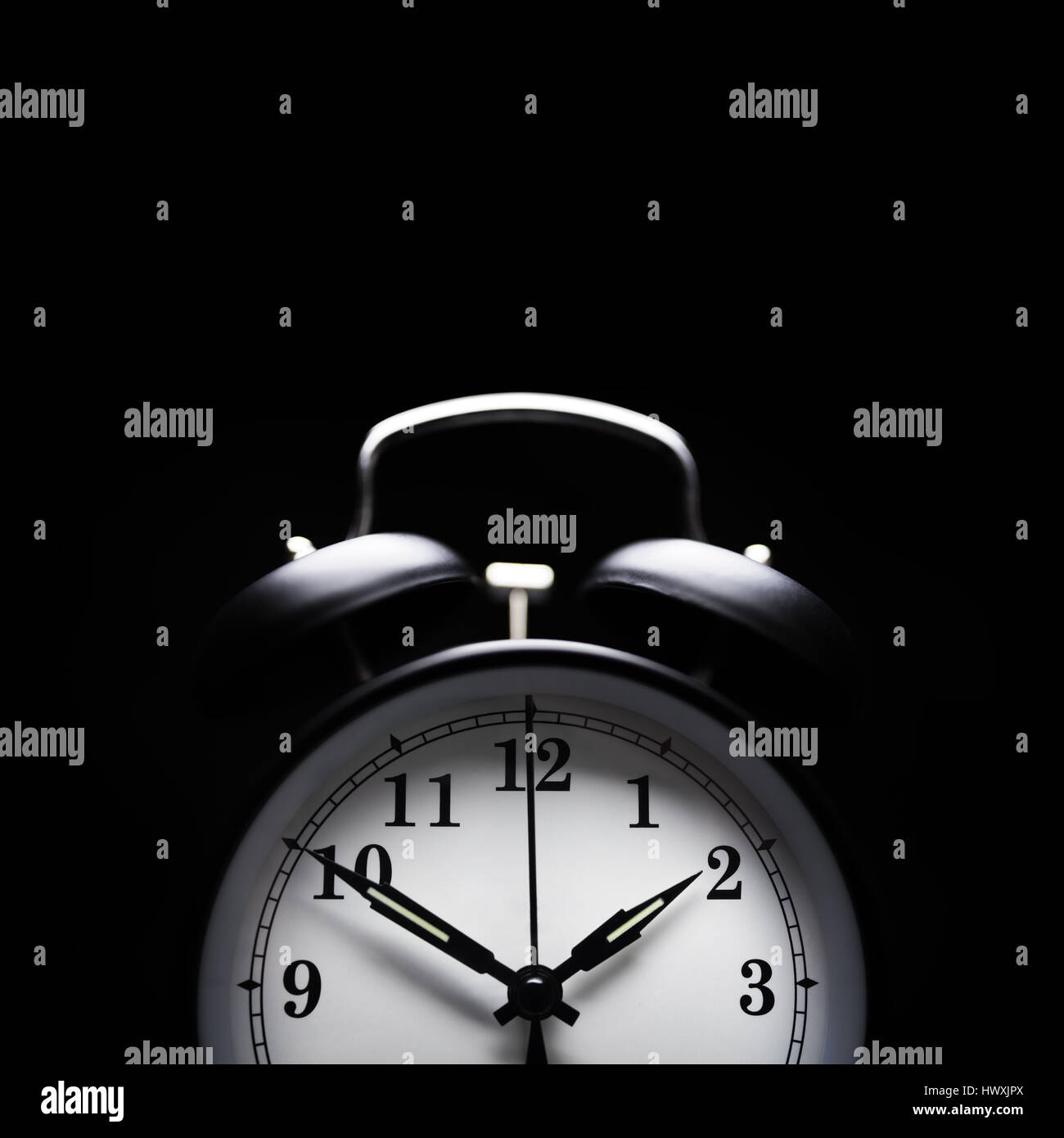 Sveglia nel mezzo della notte isolato sul concetto di nero per l'insonnia o sleeplessn notte Foto Stock
