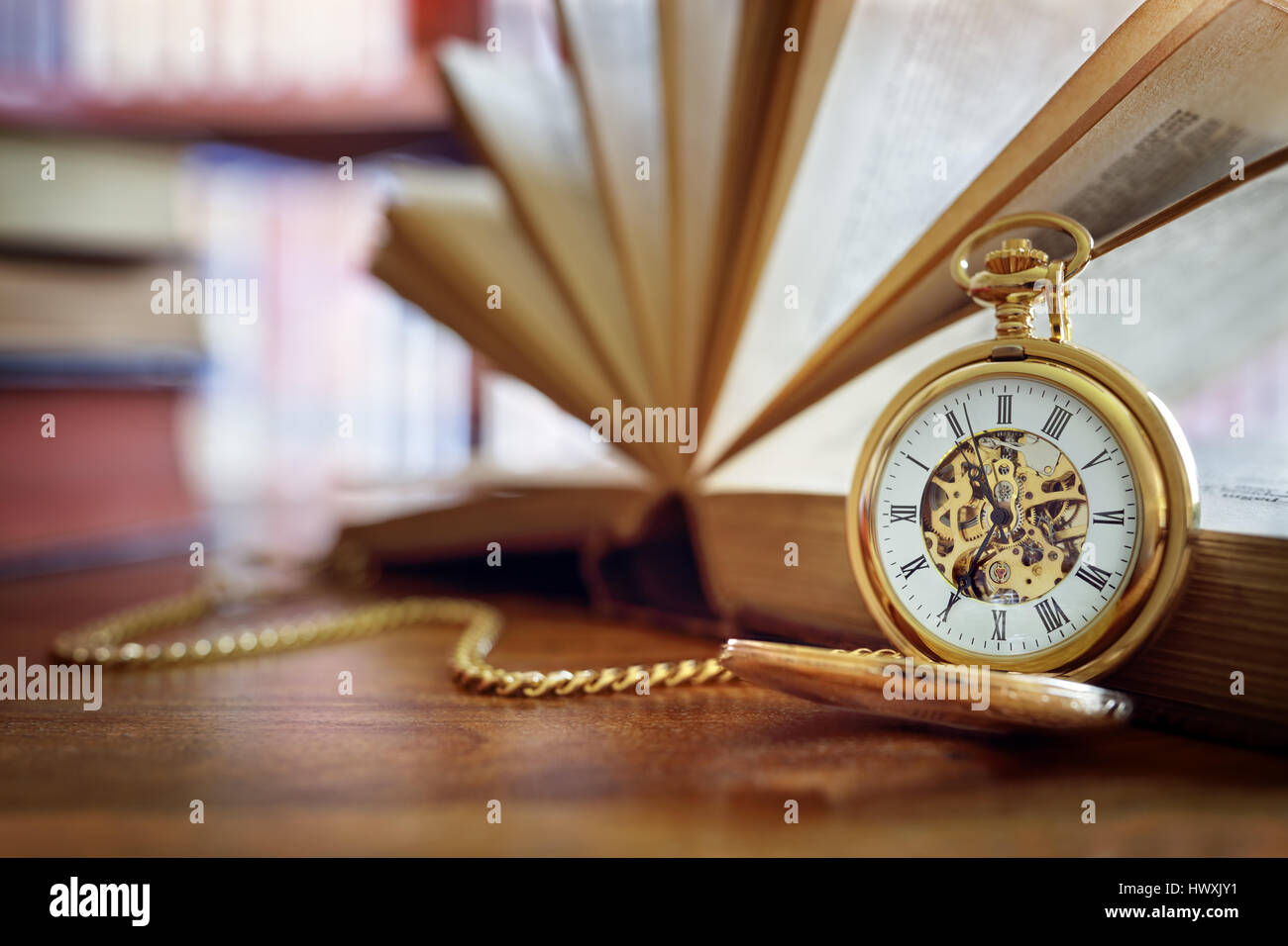 Orologio da tasca e libri in biblioteca o a uno studio Foto stock - Alamy