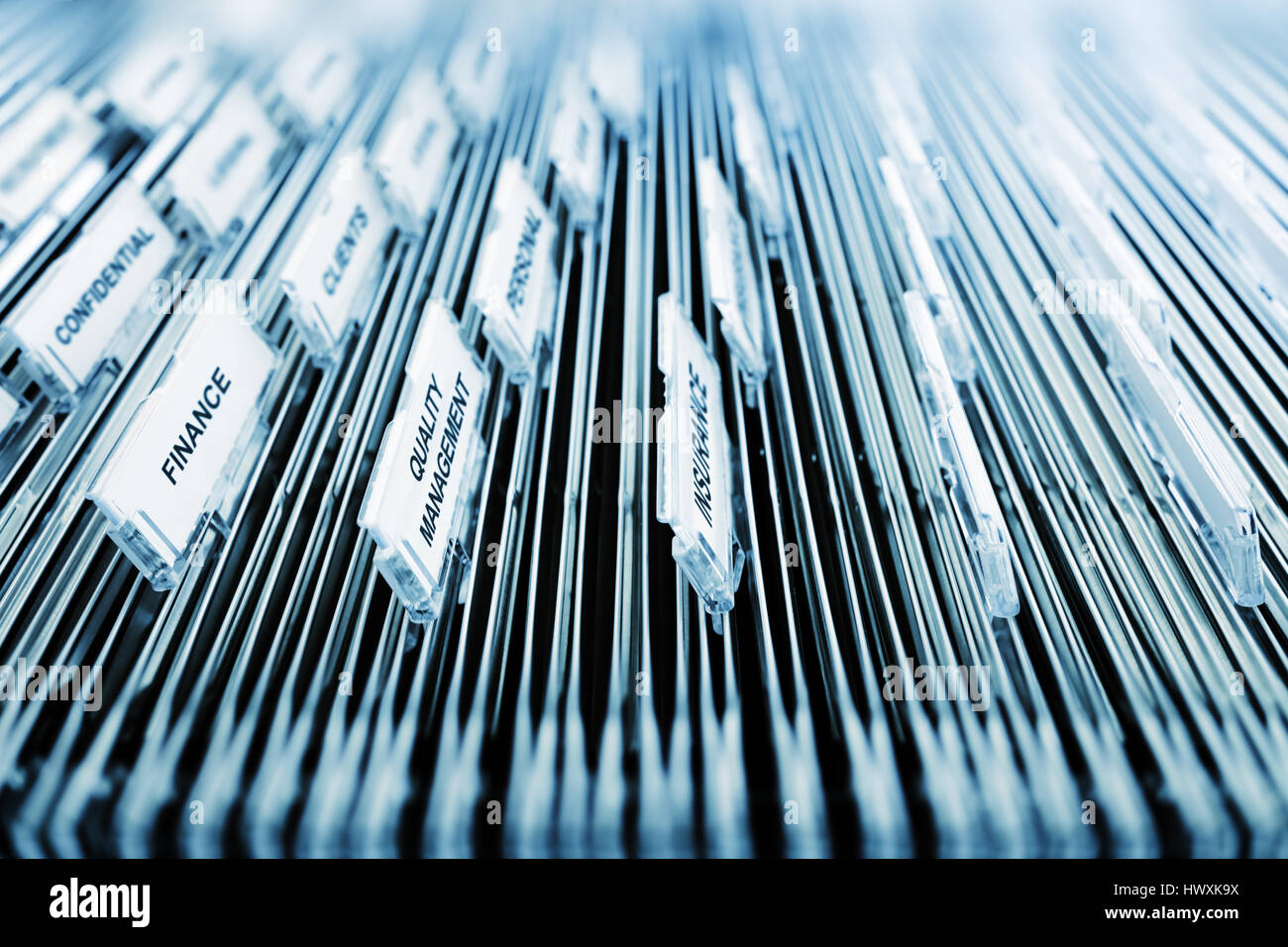 La ricerca di un ufficio armadio archivio pieno di molti file Foto Stock