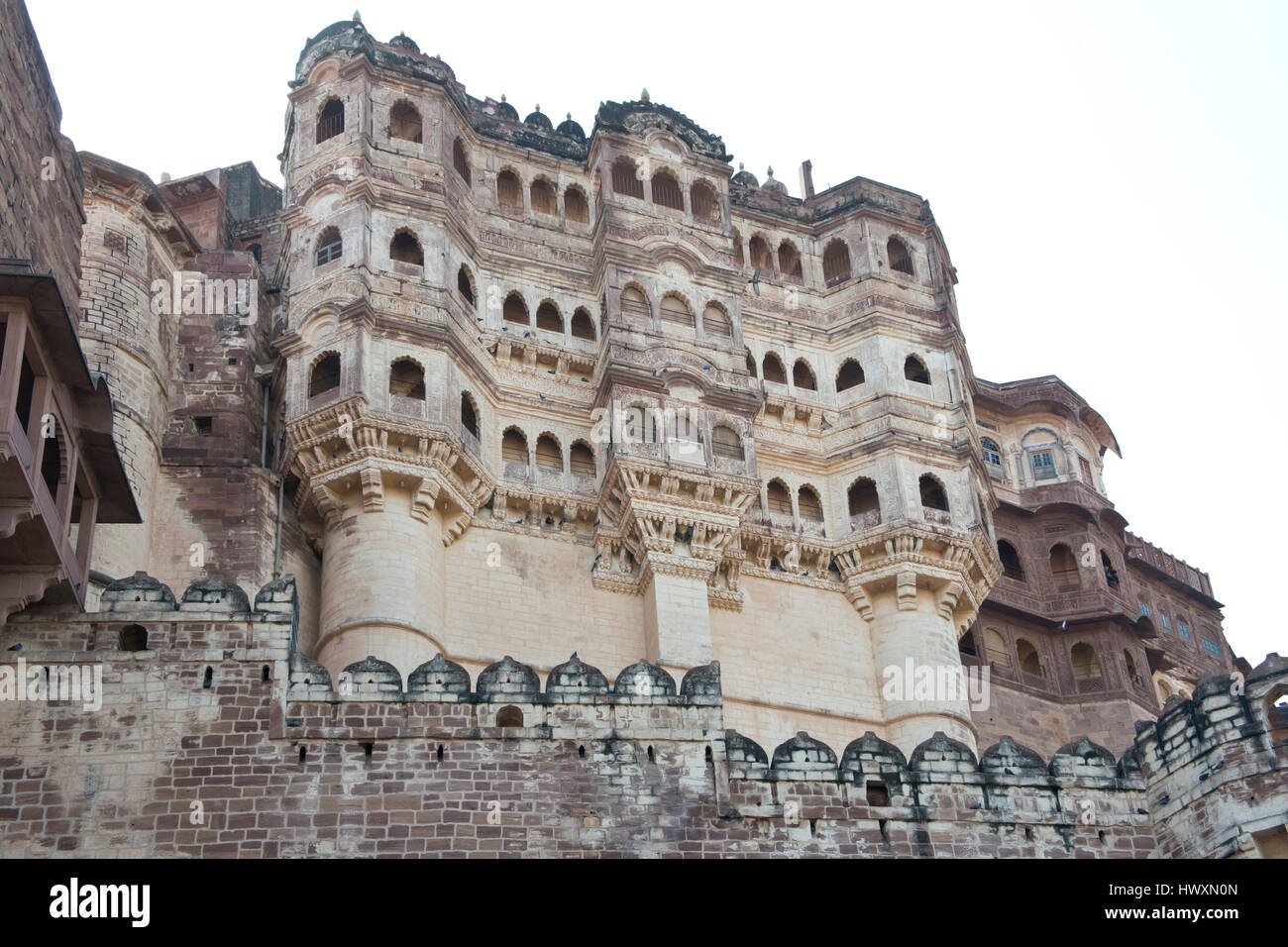 Il Forte Mehrangarh, magnifico palazzo fortificato di Jodhpur, Rajasthan, India. Questo maharajah residence divenne nel 2013 Patrimonio Mondiale dell Unesco. Foto Stock