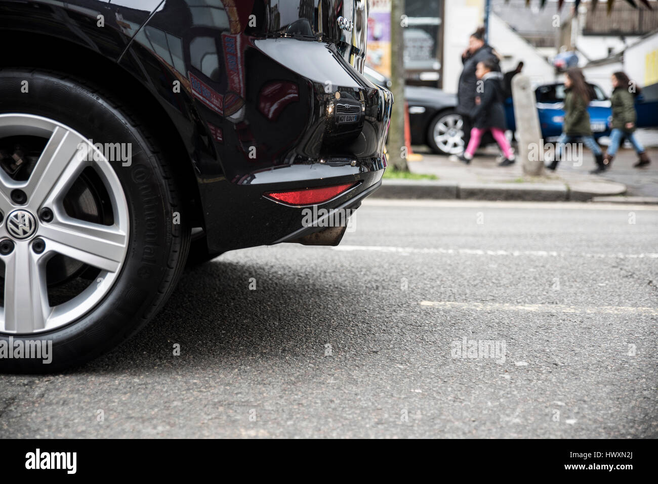 Escursioni in bicicletta delle maschere per impedire la esalazione di gas velenosi sull' Londons strade. Foto Stock