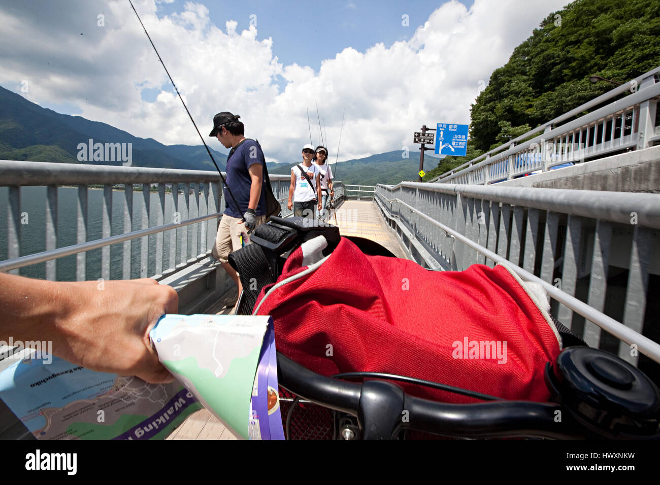 Percorsi in bicicletta attraverso il Lago Kawaguchi nel sud della Prefettura di Yamanashi nei pressi del Monte Fuji, Giappone. Foto Stock