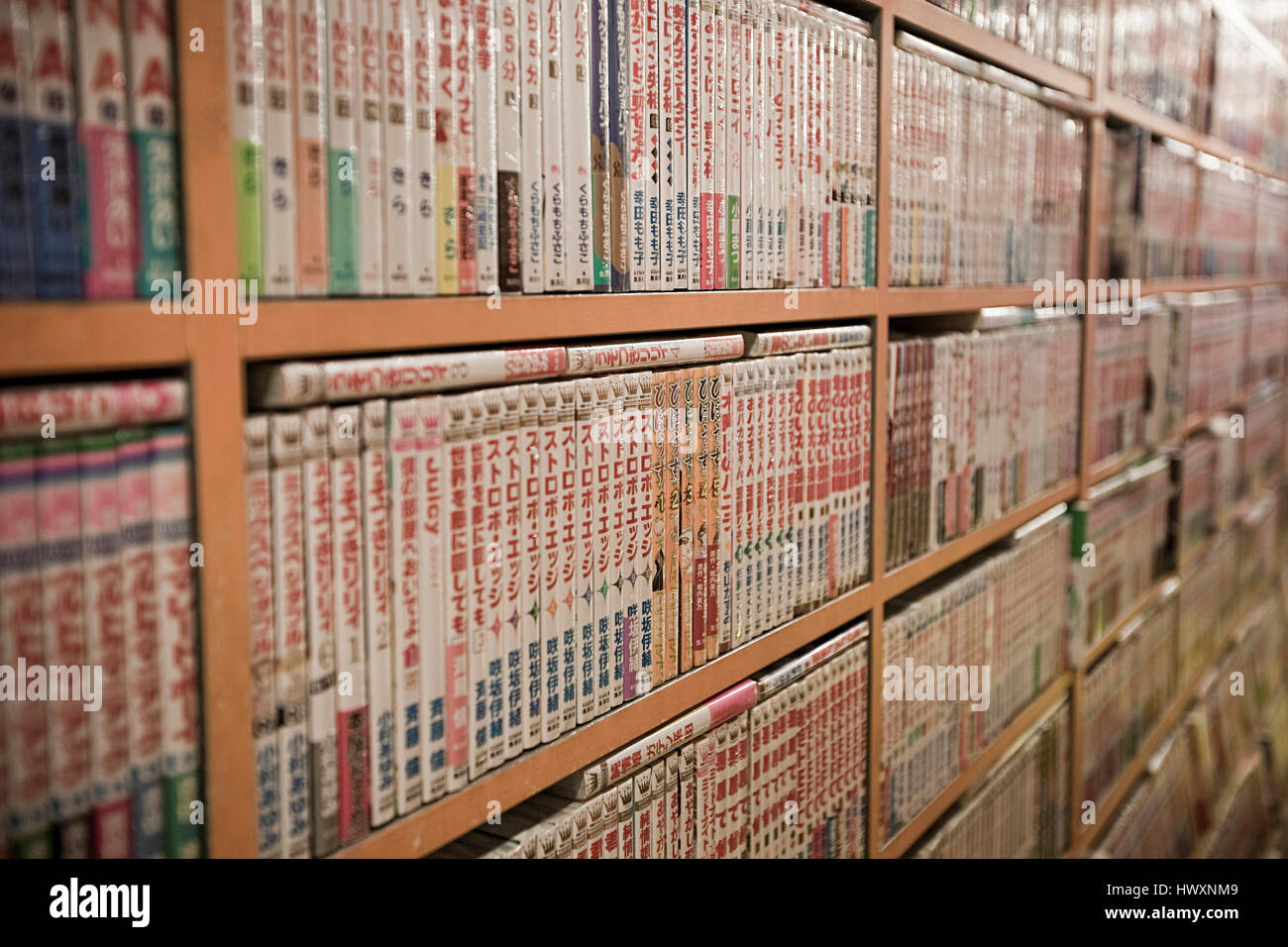 Uno scaffale pieno di Manga, che è sia di fumetti e libri di inscatolamento. Poiché non vi è una vasta gamma di generi, persone di tutte le età leggere manga in Ja Foto Stock