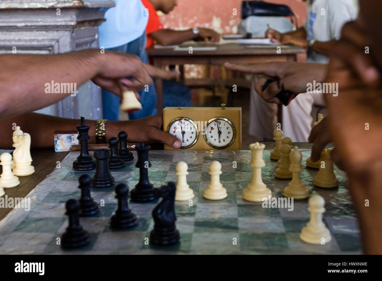 Partita a scacchi con controllo orario, Cuba. Foto Stock