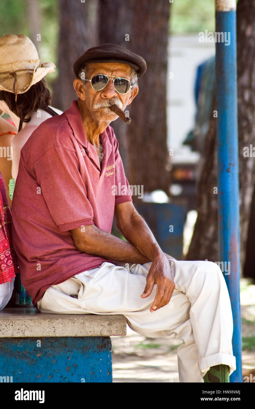 Il vecchio uomo di fumare il sigaro in Cuba. Foto Stock