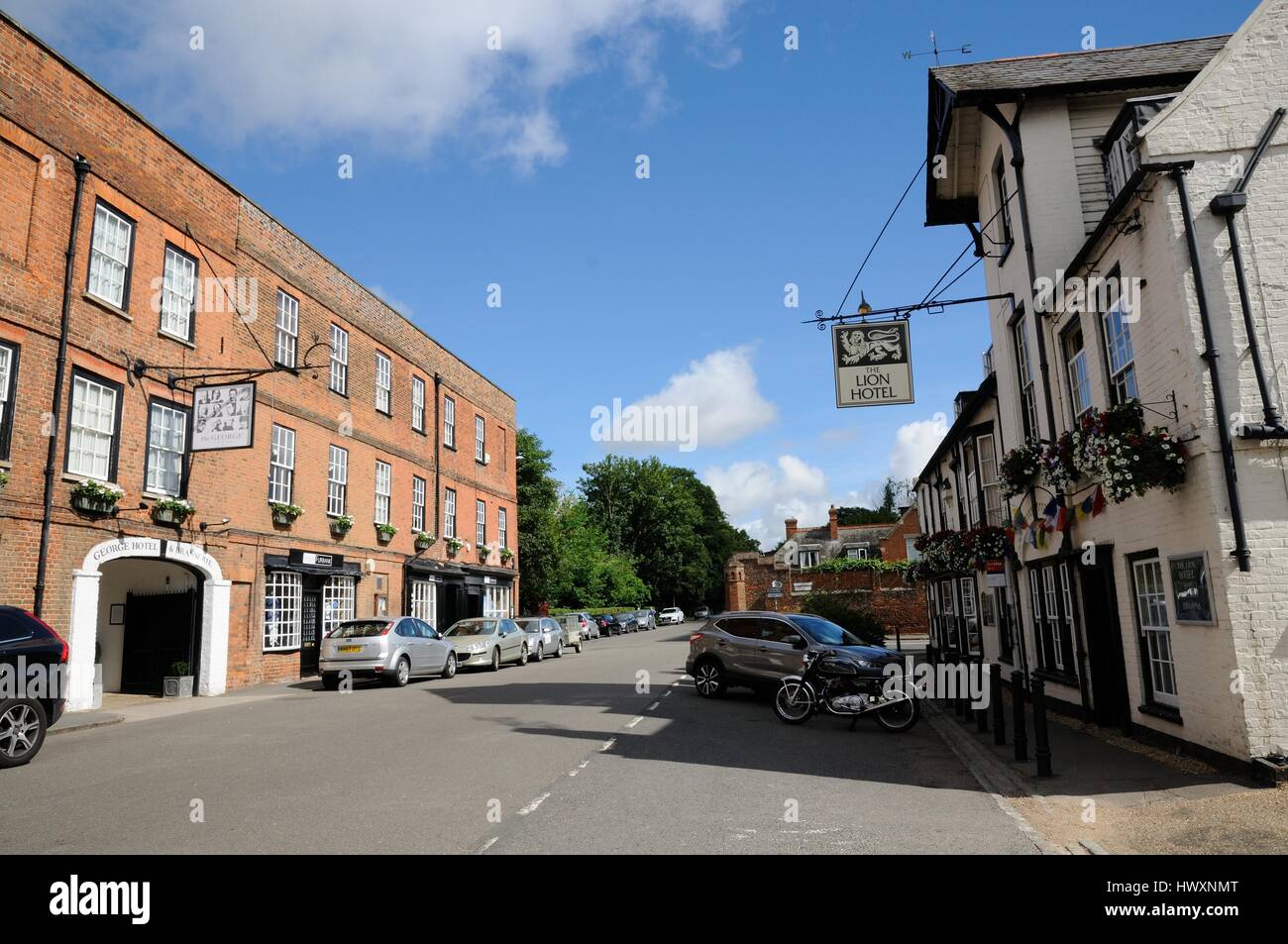 Visualizza High Street,Buckden, Cambridgeshire, con il George Hotel e il The Lion Hotel, stando in piedi sui lati opposti. Foto Stock