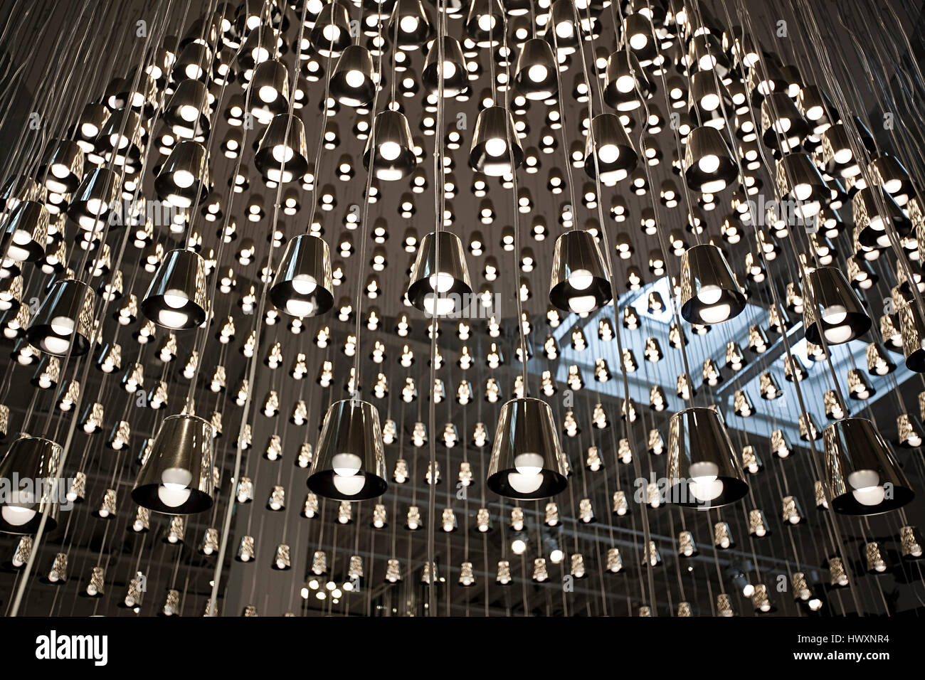 Oltre centinaia di luci appese all'interno di una sala in Giappone. Foto Stock