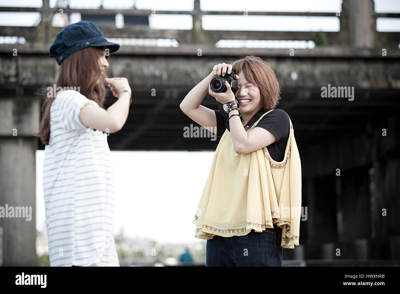 Una donna giapponese è di scattare le foto del suo amico, Giappone. Foto Stock