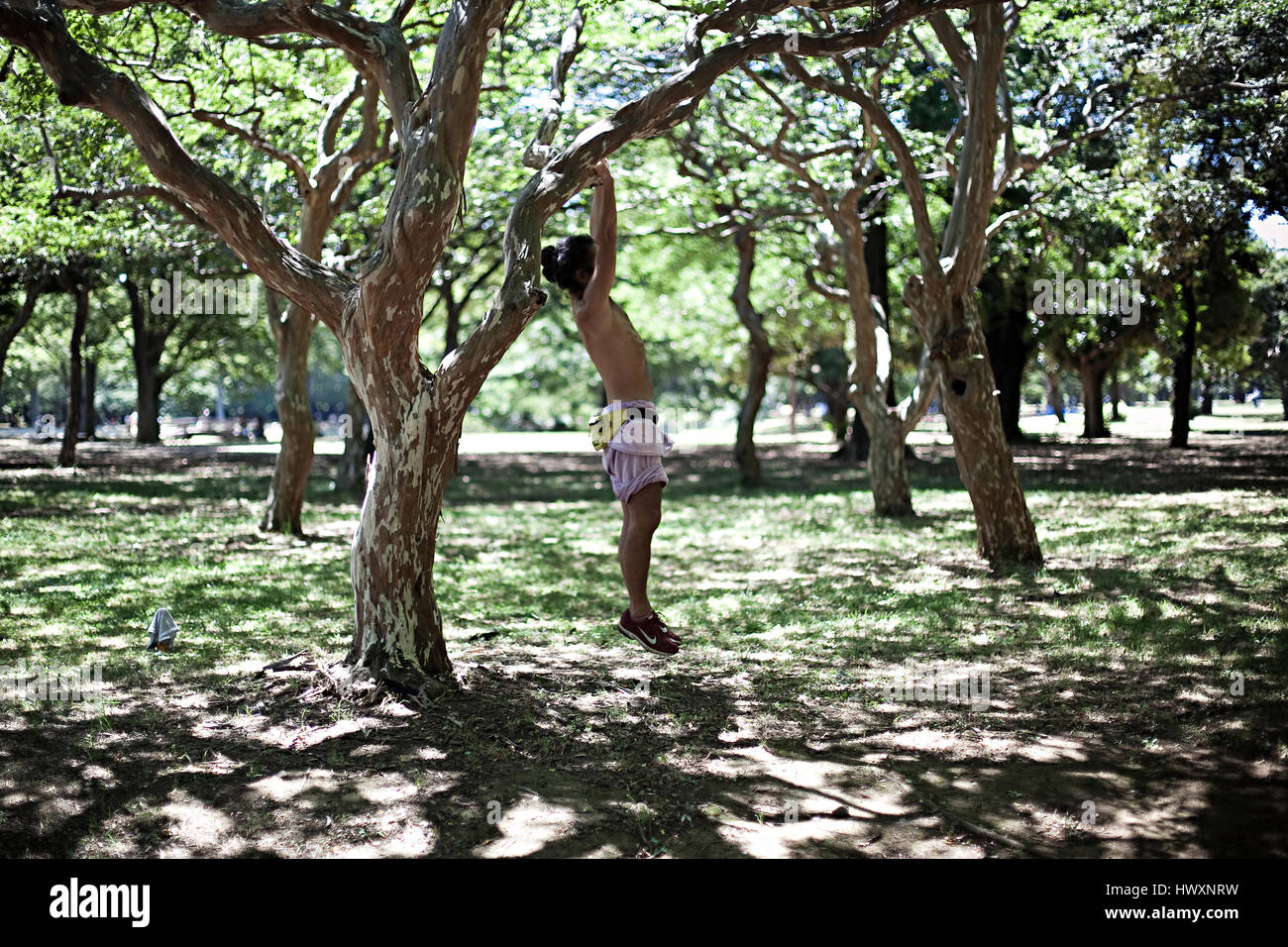 Il giapponese facendo esercizi nel Yoyogi Park a Tokyo, Giappone. Foto Stock