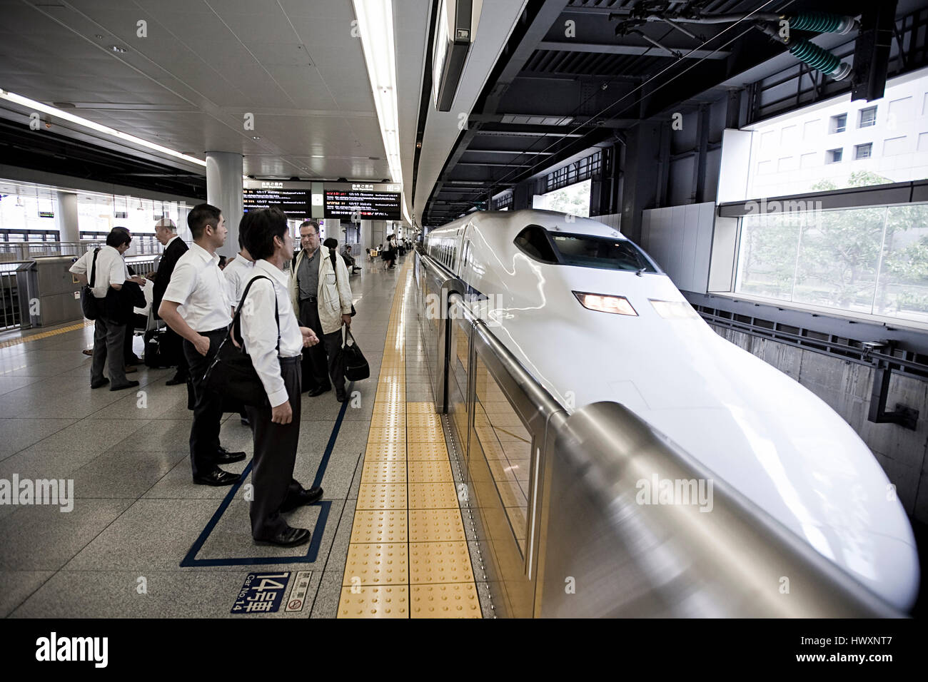 I passeggeri sono in attesa per il treno Shinkansen per arrivare. Il Shinkansen è un treno ad alta velocità con una velocità massima di 320 km/h in Giappone. Foto Stock