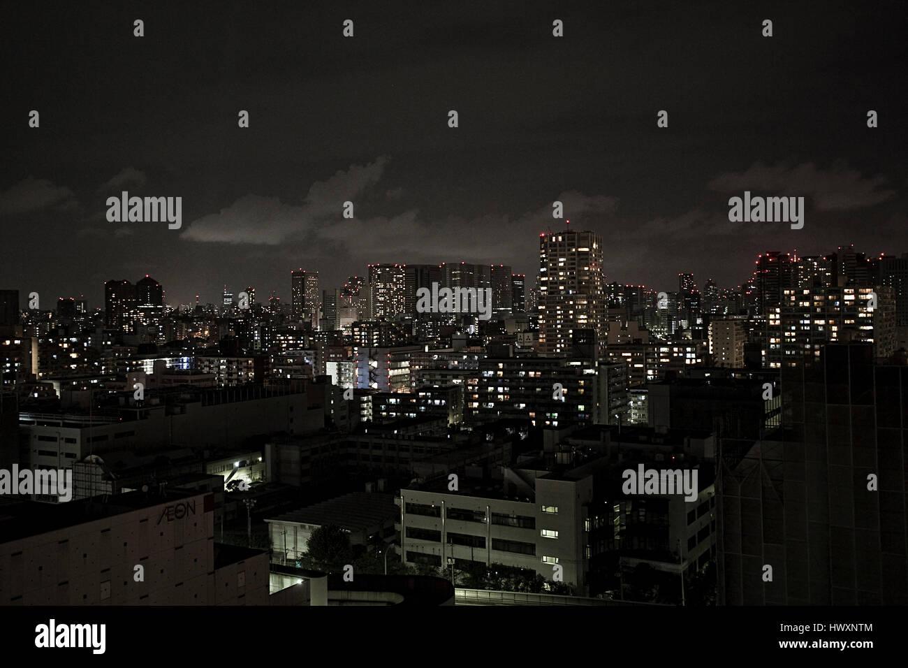 Lo skyline di Tokyo di notte, Giappone. Foto Stock