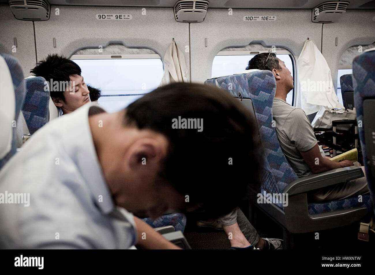 Sleeping giapponese uomini in un pranzo in treno, Giappone. Il viaggio in treno in Giappone è un'esperienza ad alta velocitã per tanti stranieri e molto confortevole per t Foto Stock