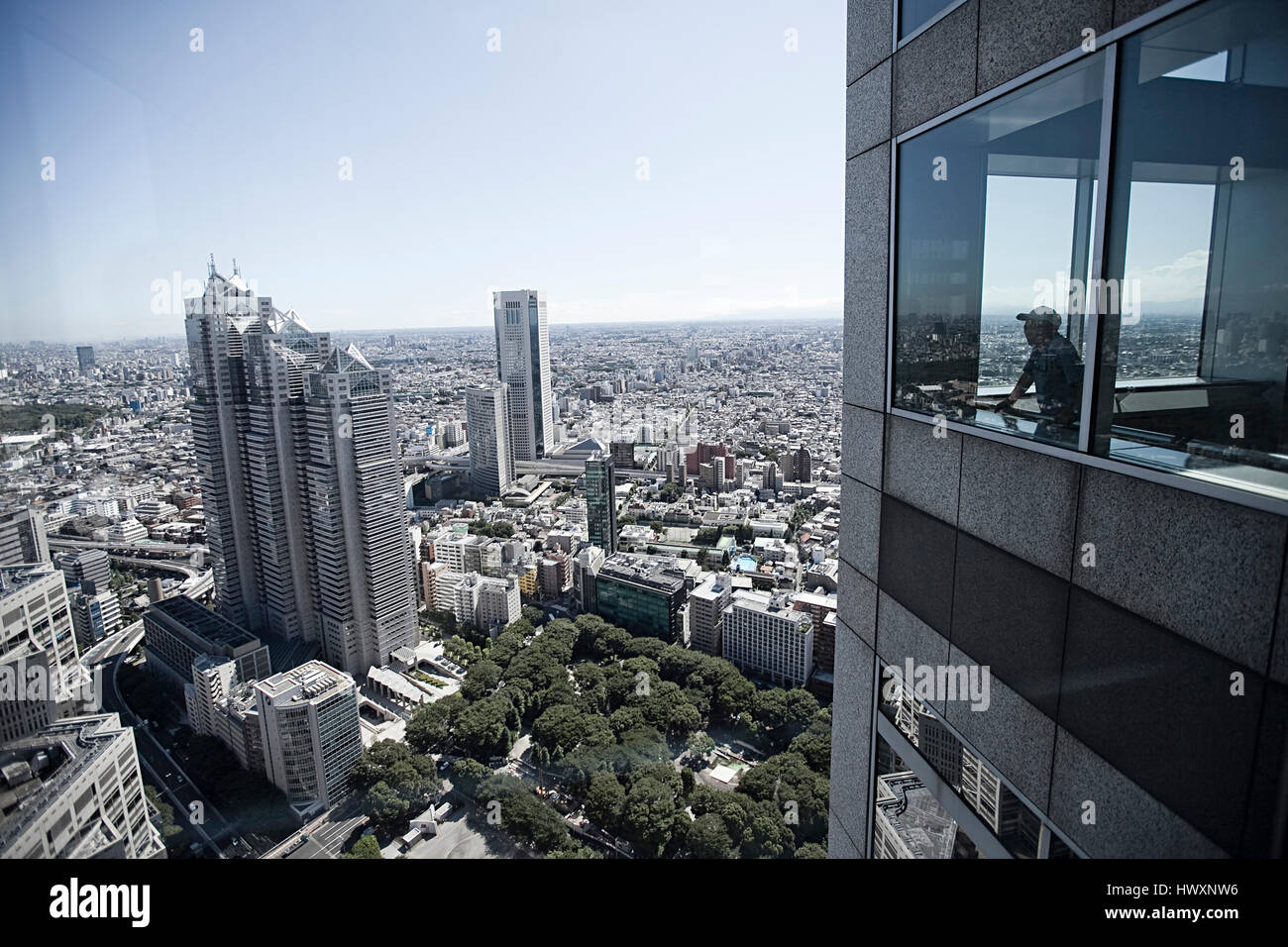 Una persona sta godendo di una vista panoramica di Tokyo, Giappone. Tokyo è la capitale e la città più grande in Giappone. Foto Stock