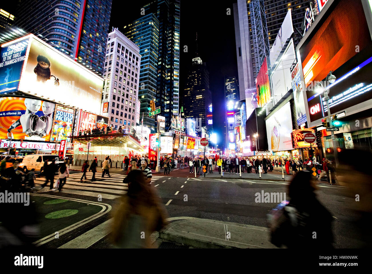 La famosa Times Square nel centro cittadino di Manhattan in corrispondenza della giunzione di Broadway e la Settima Avenue. Il Times Square è uno dei più visitati al mondo attra Foto Stock