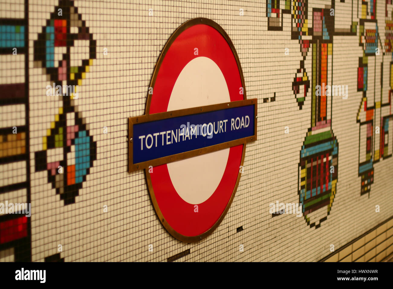 Stazione di Tottenham Court Road a Londra, Inghilterra. Foto Stock