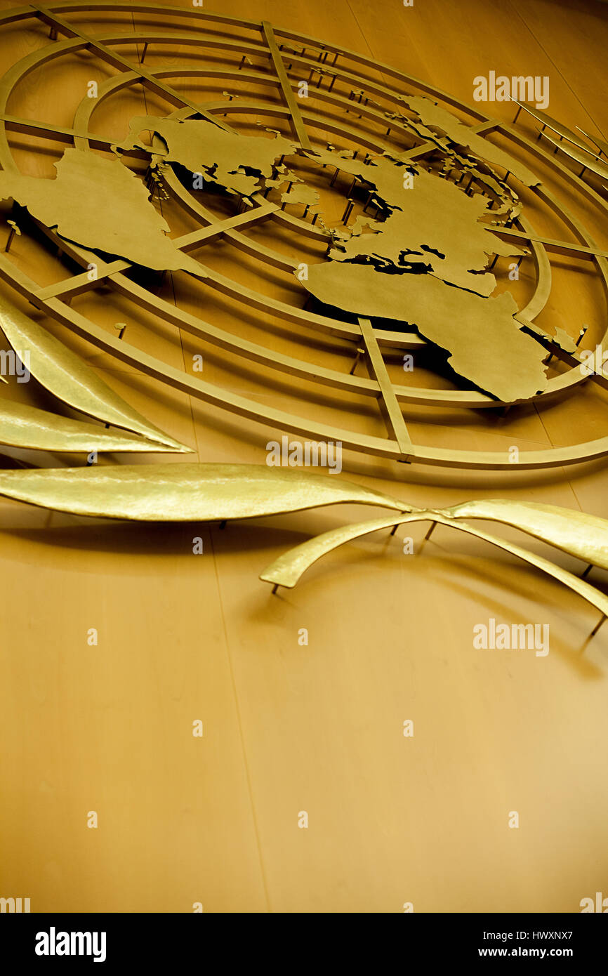 L'emblema delle Nazioni Unite decora la parete dell'Assembly Hall dell Ufficio delle Nazioni Unite a Ginevra, il Palais des Nations. I rami di ulivo intorno al wo Foto Stock