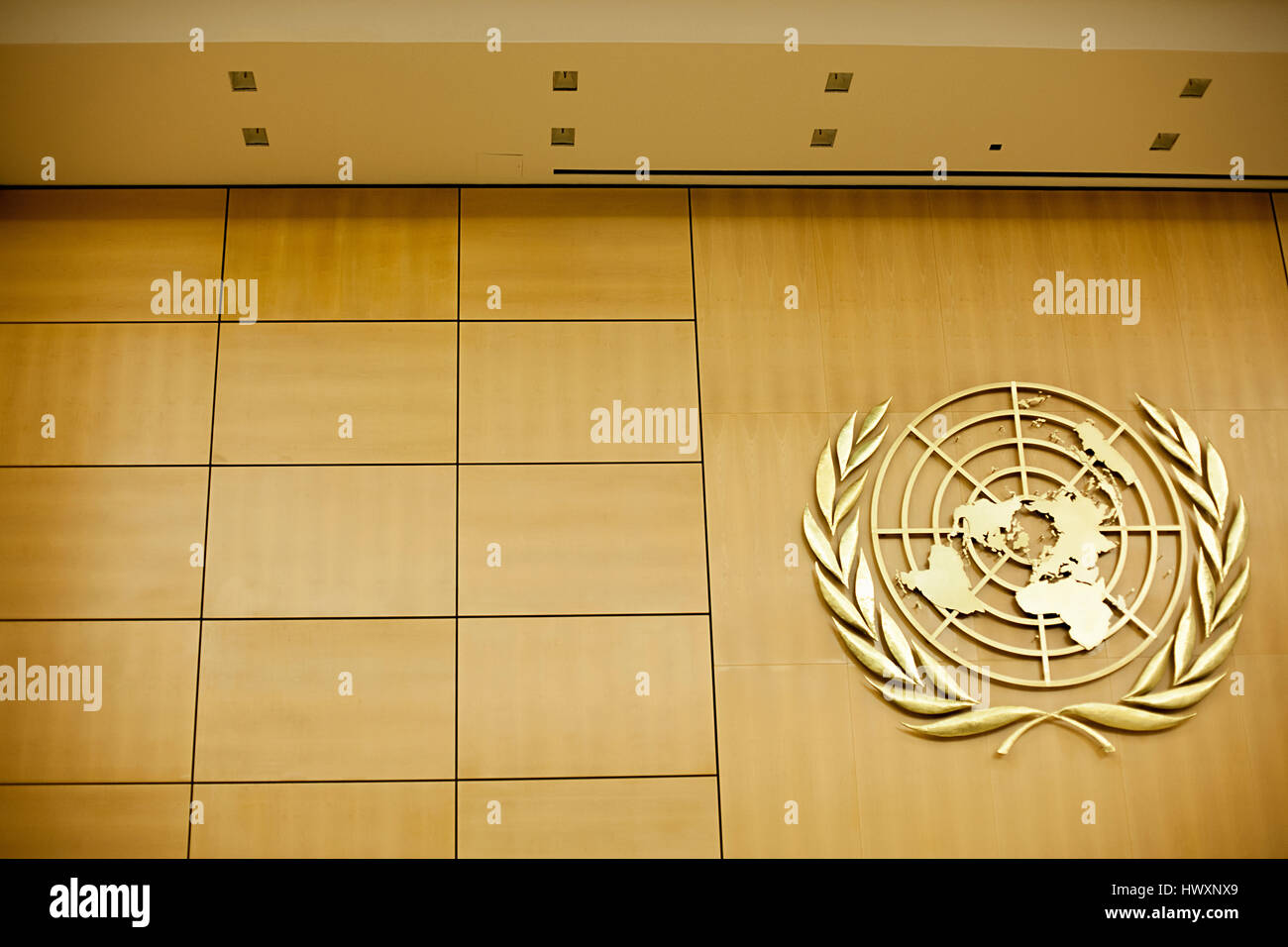 L'emblema delle Nazioni Unite decora la parete dell'Assembly Hall dell Ufficio delle Nazioni Unite a Ginevra, il Palais des Nations. I rami di ulivo intorno al wo Foto Stock