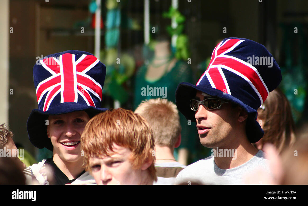 Due giovani inglesi gli uomini indossano l'Unione Jack Hat a Londra, Inghilterra. Foto Stock