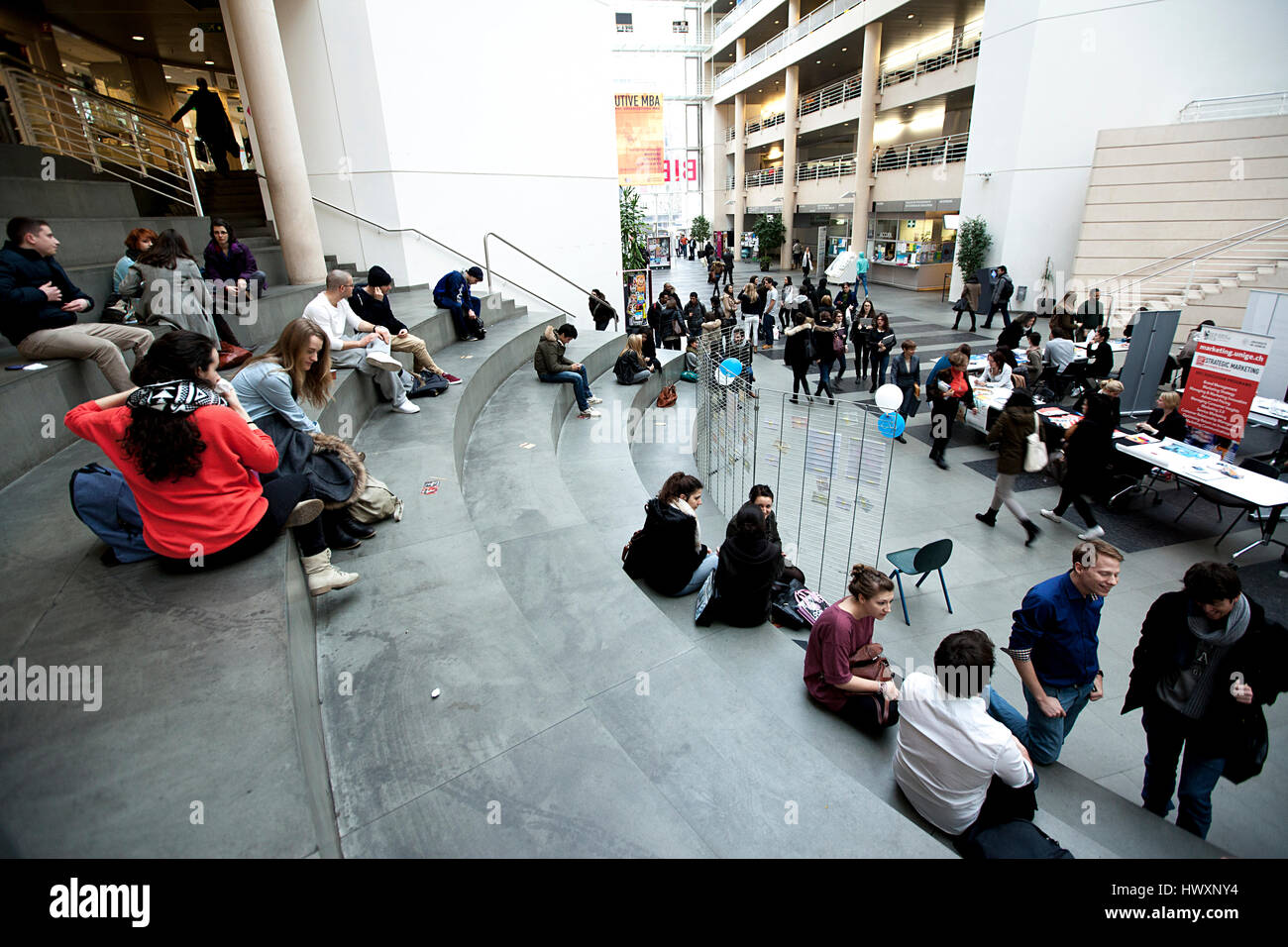 Gli studenti rilassarsi presso il moderno Uni Mail dell Università di Ginevra in Svizzera. Tra gli altri il palazzo ospita la Facoltà di Giurisprudenza, economie e così Foto Stock