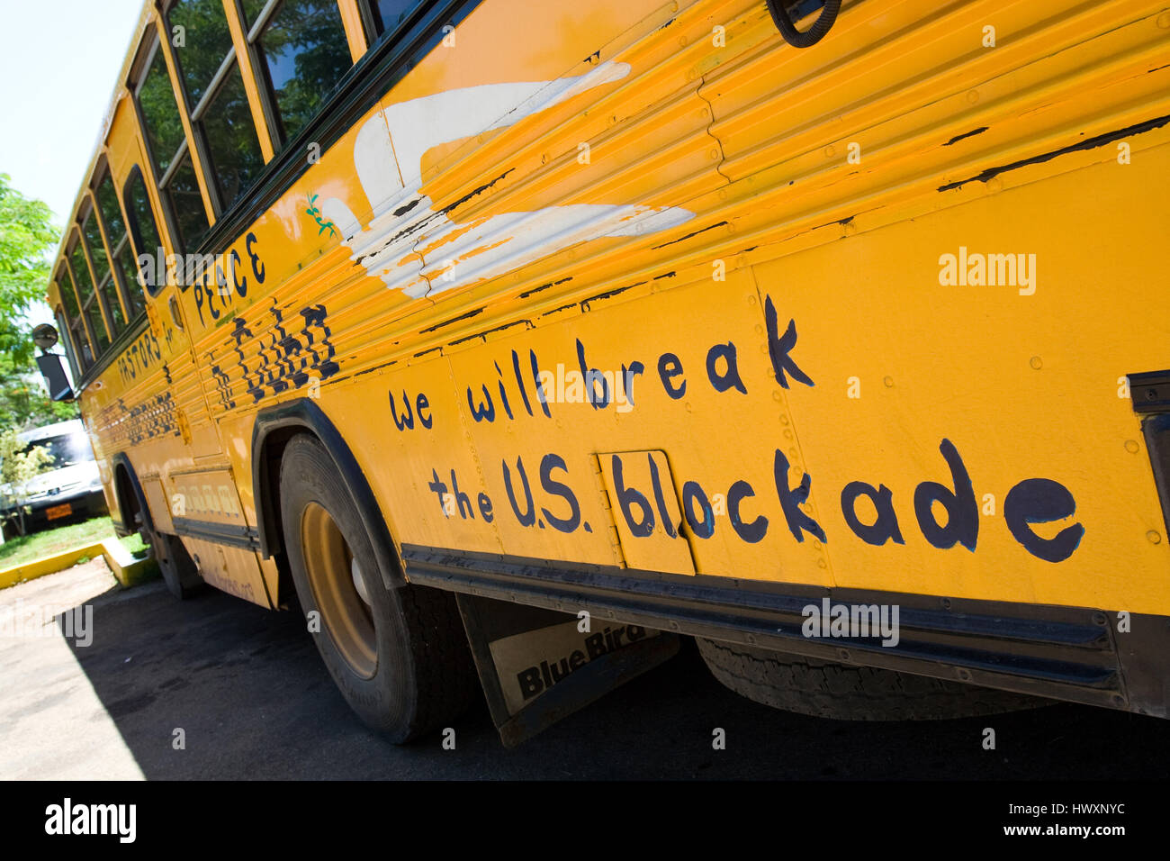 Bus con un 'ci rompere il blocco statunitense' iscritto, Cuba. Foto Stock