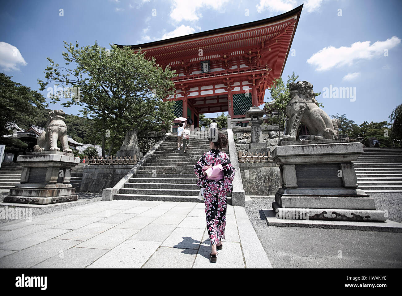 Una donna giapponese in un kimono a piedi fino alla bellissima Kiyomizudera tempio di Kyoto, Giappone. Il tempio Kiyomizudera fa parte dei monumenti storici o Foto Stock