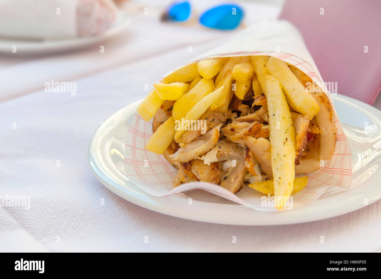 Gyro greco con patate fritte vicino sul tavolo Foto Stock