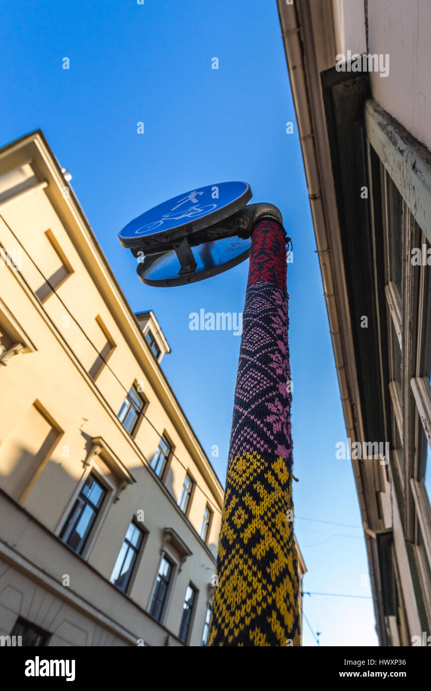 Rivestimento di lana su un polo di segno sulla città vecchia di Riga, la città capitale della Repubblica di Lettonia Foto Stock