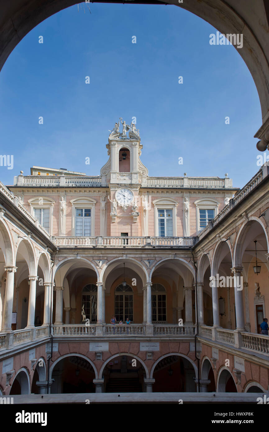 La corte centrale del Palazzo Tursi, antico palazzo nobiliare. Oggi è il Municipio di Genova, Italia Foto Stock