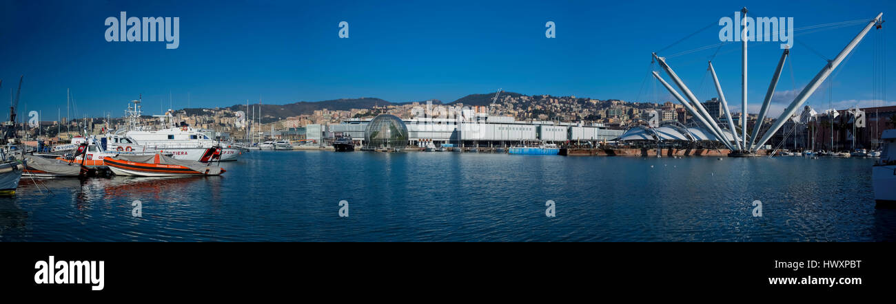 Il Porto Antico di Genova, in Liguria, con l'acquario e il Bigo costruito dall'architettura Renzo Piano per Colombiane nel 1992. Foto Stock