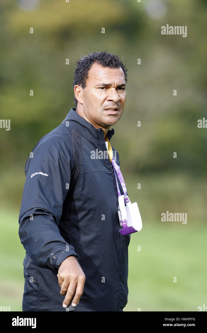 RUUD GULLIT EX CALCIATORE ALLENATORE EX CALCIATORE & COACH Celtic Manor Resort la città di Newport WALES 03 Ottobre 2010 Foto Stock RUUD GULLIT EX CALCIATORE ALLENATORE EX CALCIATORE & COACH Celtic Manor Resort la città di Newport WALES 03 Ottobre 2010 Foto Stock