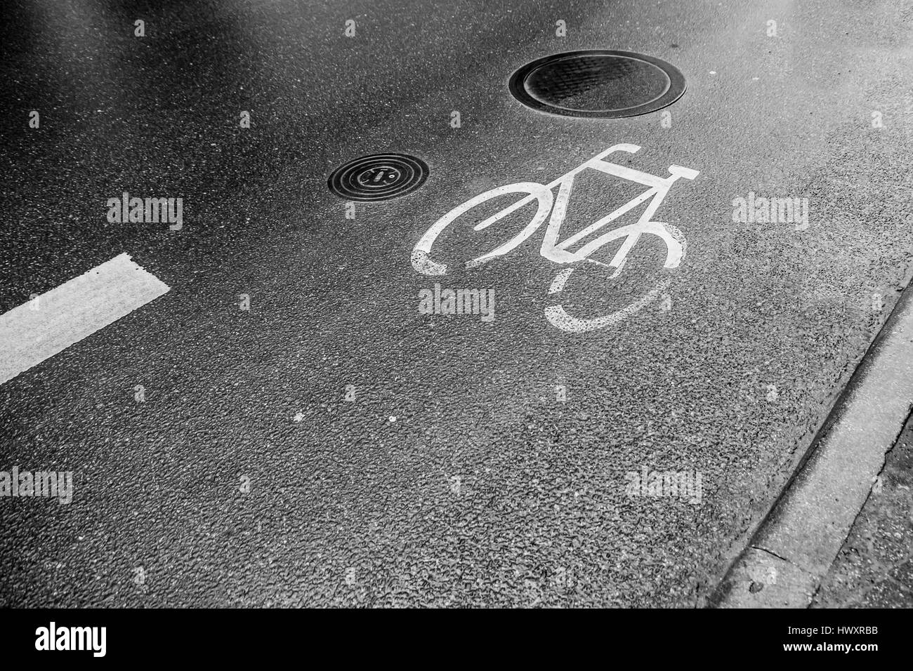 Sbiadita bicicletta vintage cartello stradale sulla strada, in bianco e nero Foto Stock