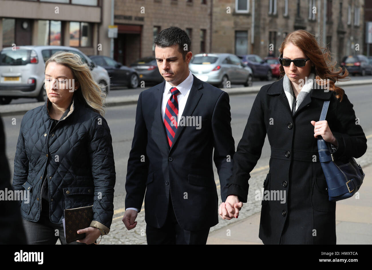 Ritrasmesso CHE MODIFICA IL TEMA E PAROLA CHIAVE E AGGIUNTA DI CONDANNA American Airline pilota di Paul Brady Grebenc, 35, arriva con la moglie Emily (a destra), a Paisley Sheriff Court, dove fu imprigionato per dieci mesi dopo ha ammesso la preparazione di volare un jet del passeggero durante più di due volte il legale del limite di alcol. Foto Stock