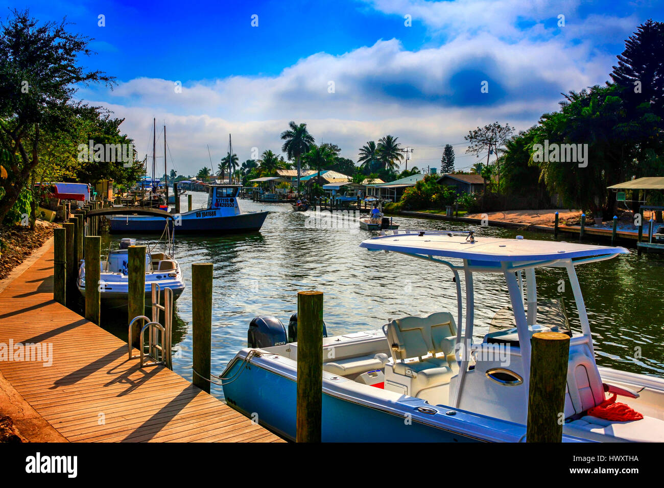 Barche in Monroe canal a St James città sull isola di Pino FL Foto Stock