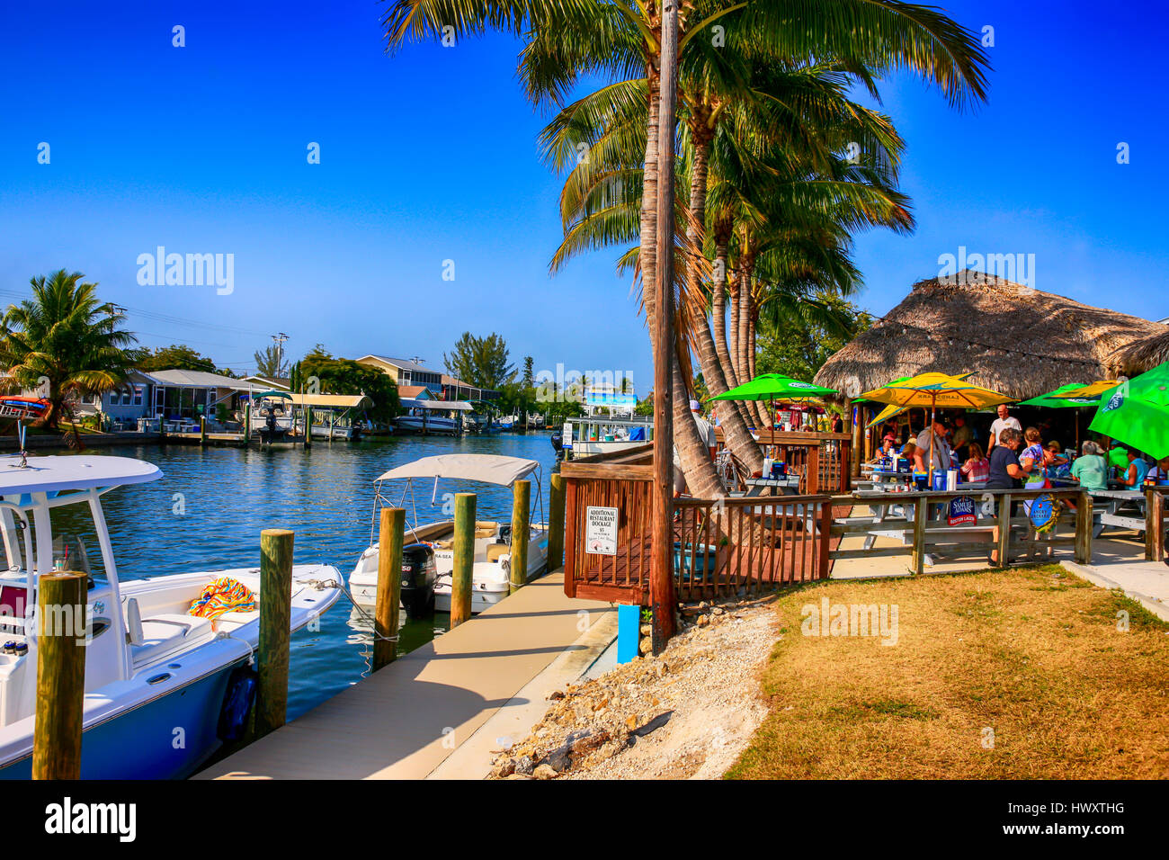 Barche in Monroe canal a St James città sull isola di Pino FL Foto Stock