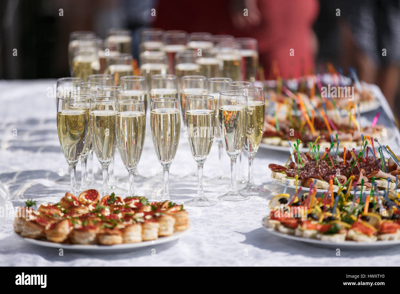 Occhiali con champagne. catering per banchetti Tavolo. un sacco di snack e  tartine Foto stock - Alamy