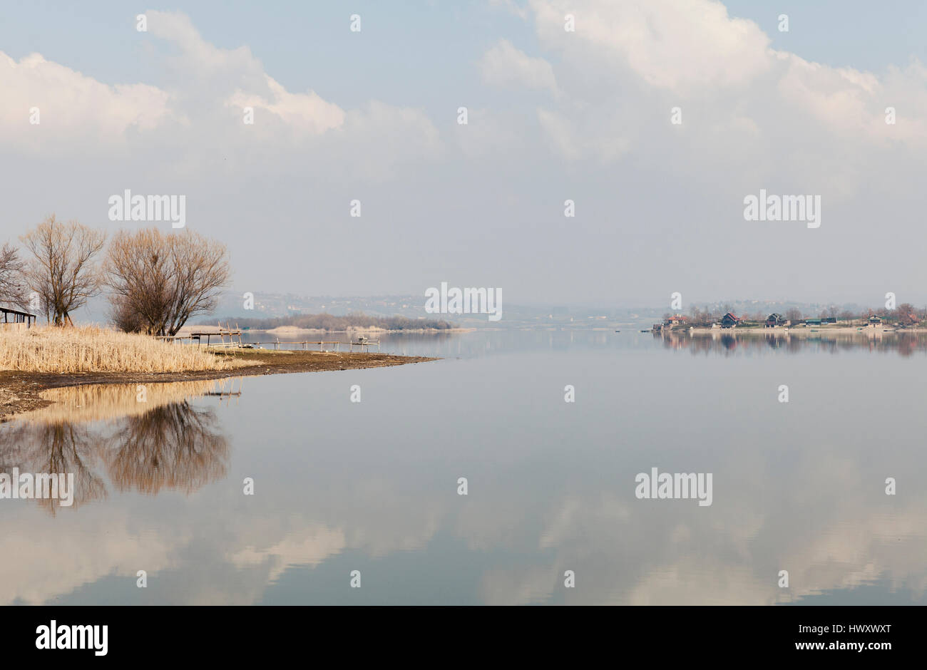 Autmn lago paesaggio, cloud riflessa in acqua Foto Stock