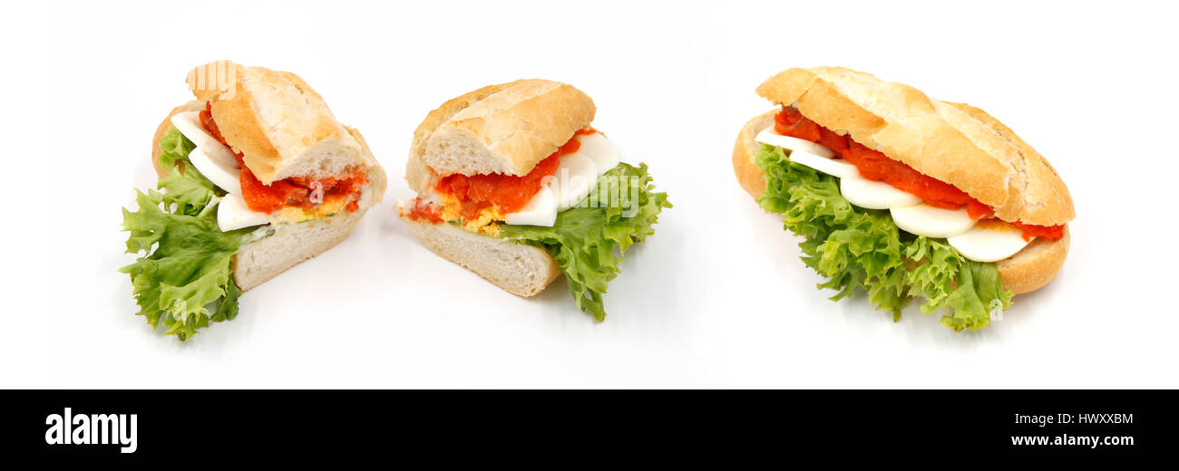 Uova di salmone insalata di uova bun / baguette - Snack fingerfood ciabatta - sandwich a base di pesce - Completa e fette di metà isolato - sfondo bianco Foto Stock
