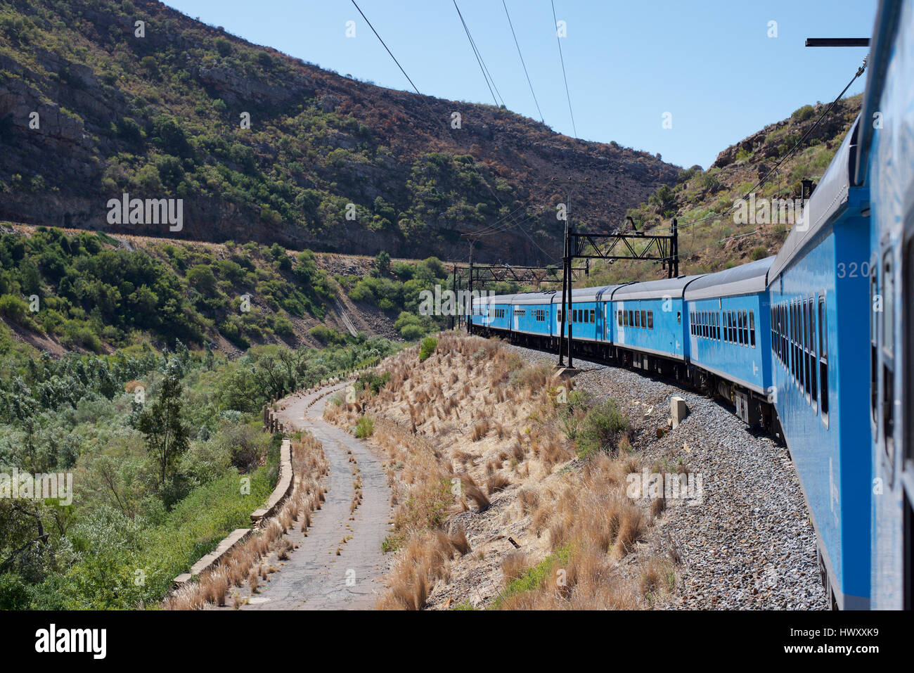 Treno che passa attraverso il Franschhoek Pass. Lungo il tragitto da Città del Capo a Johannesburg, Sud Africa Foto Stock