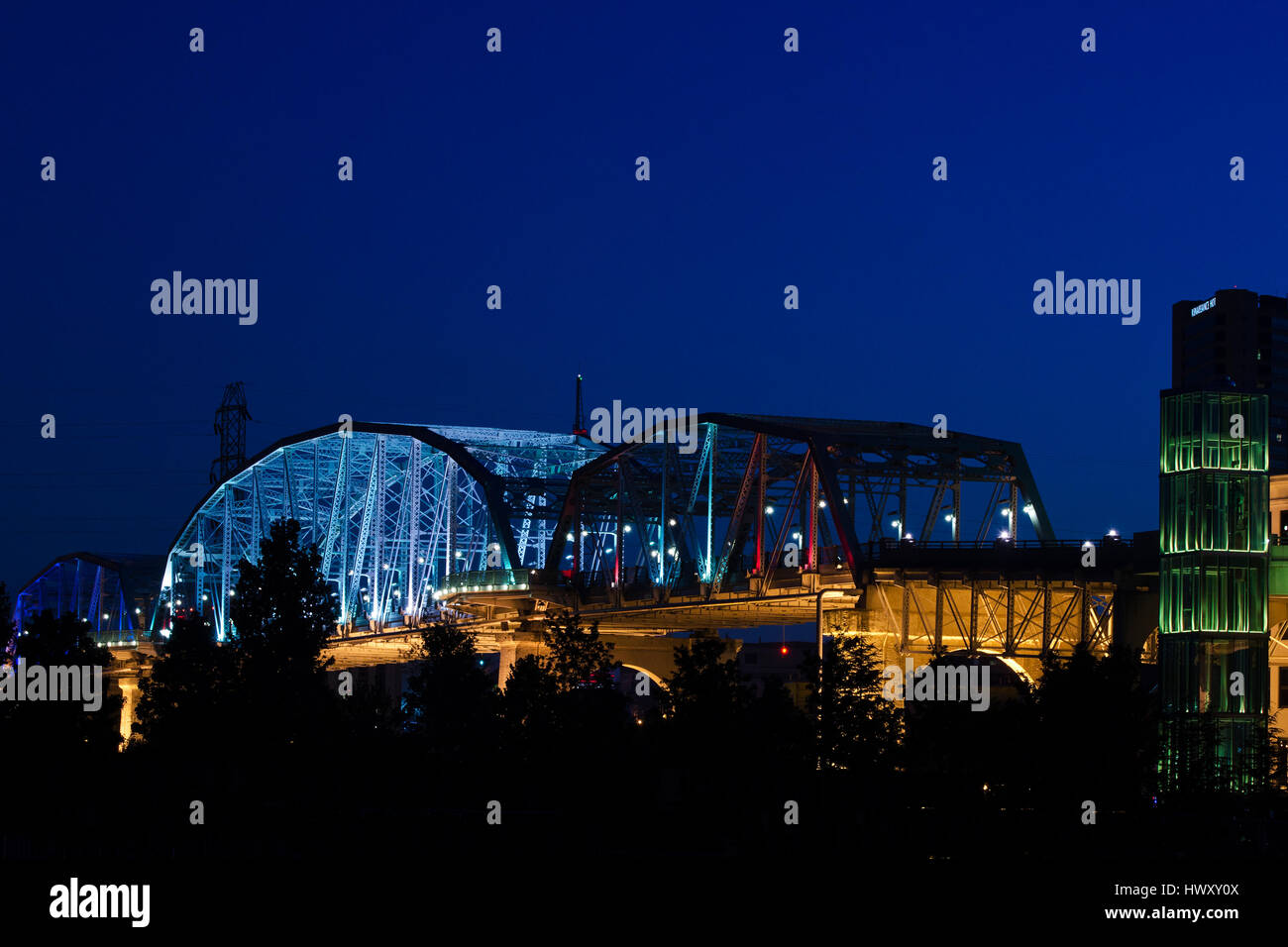 Nashville Strada Pedonale Bridge, con luci verdi Foto Stock