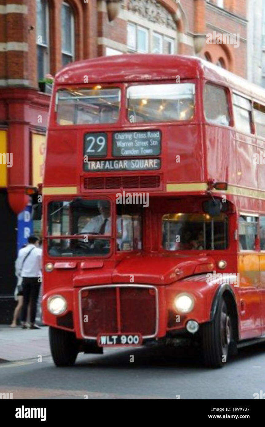 Londra iconici Routemaster bus, portato fuori di pensionamento al traghetto della Londra pendolari home; durante la metropolitana di lavoratori in sciopero. Foto Stock