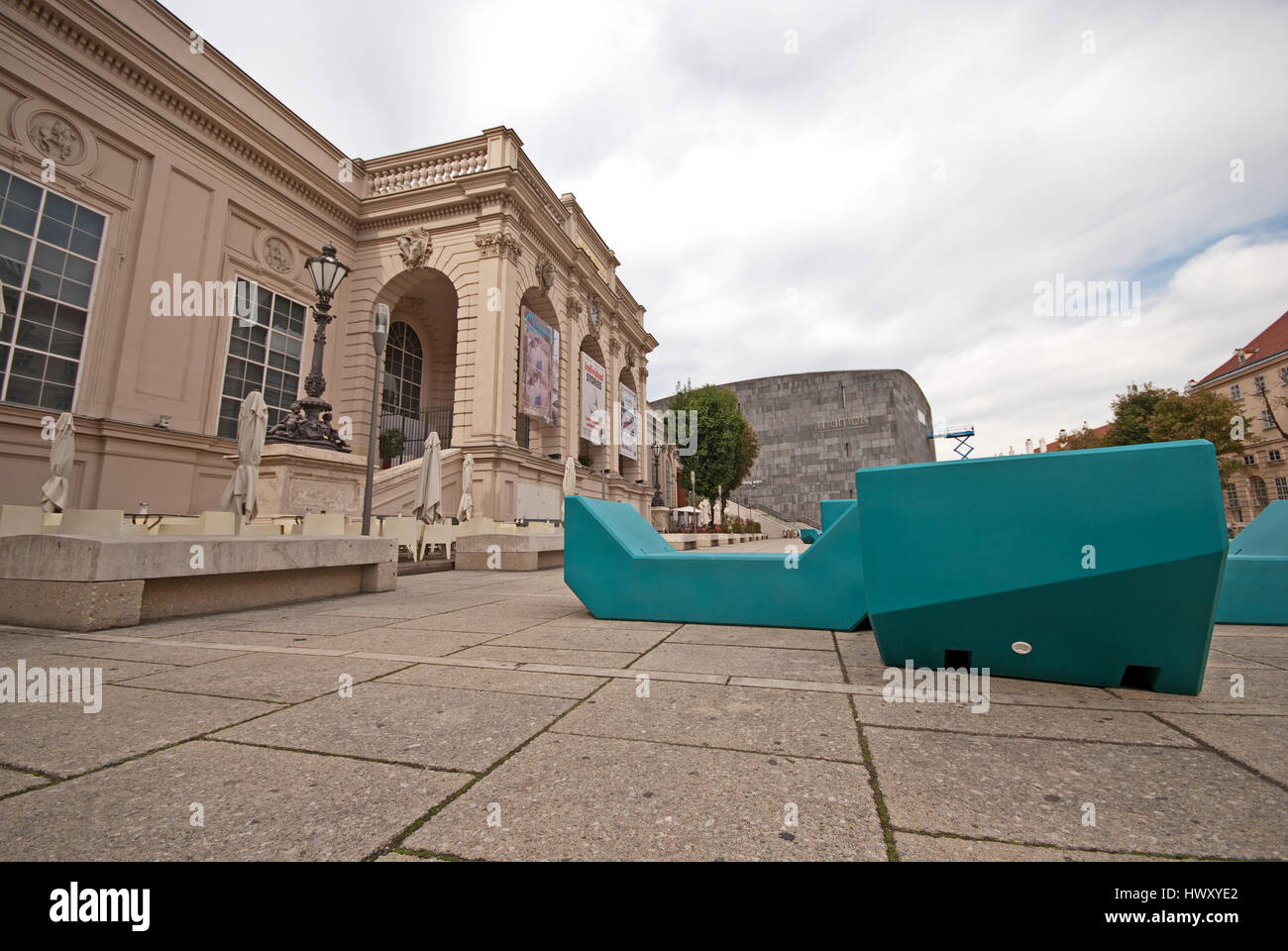 Posti a sedere turchese-alloggio nel quartiere dei musei di Vienna in Austria. Foto Stock