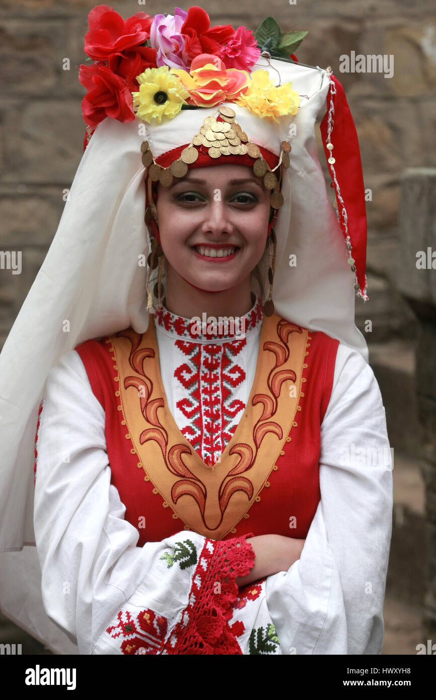 La gente nei tradizionali costumi folcloristici sul Festival nazionale degli allevatori di ovini in Bulgaria Foto Stock