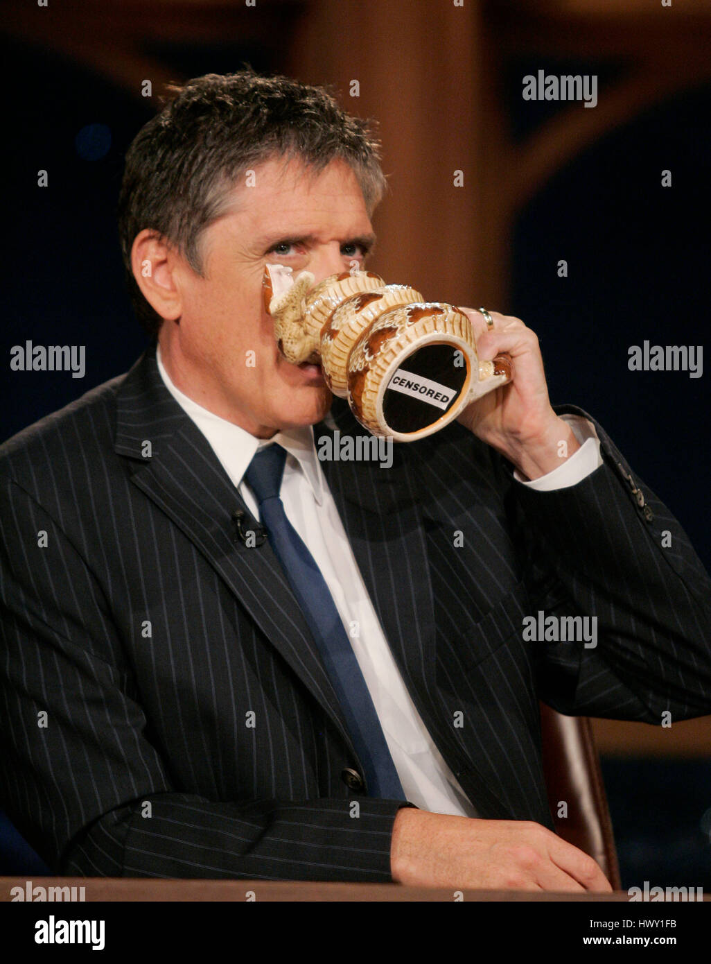 Host Craig Ferguson con il suo 'censurato' serpente mug durante un segmento del 'Late Late Show con Craig Ferguson' alla televisione CBS nella città di Los Angeles, la California il 29 settembre 2009. Foto di Francesco Specker Foto Stock