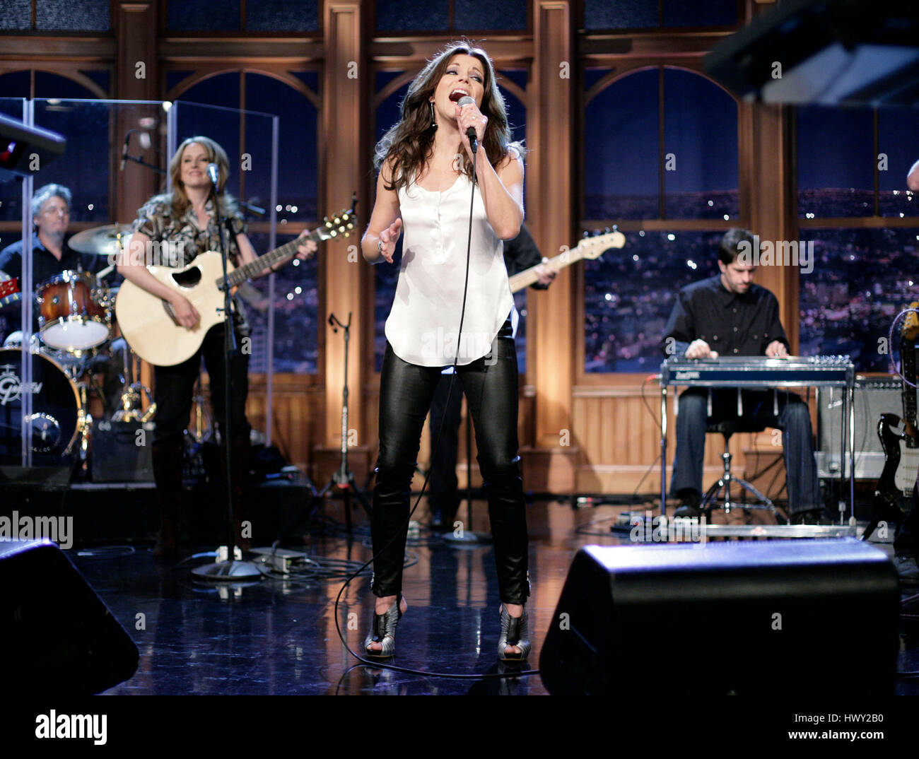 Martina McBride esegue durante un segmento di "Late Late Show con Craig Ferguson' alla televisione CBS nella città di Los Angeles, California, il 1 aprile 2009. Foto di Francesco Specker Foto Stock