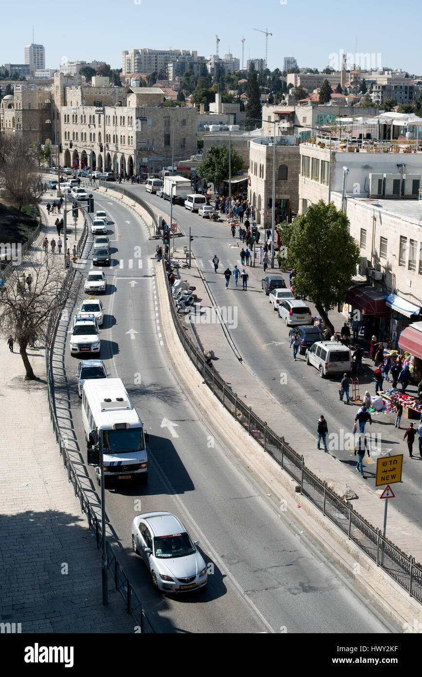 Gerusalemme, Israele - 25 Febbraio 2017: auto e persone del sultano Suleiman street Foto Stock