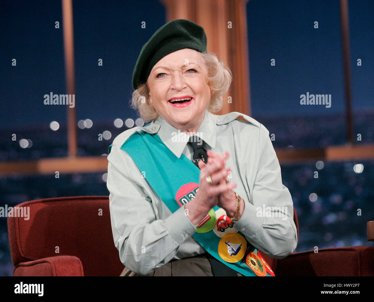 Betty White in una ragazza Scout uniformi durante un segmento di "Late Late Show con Craig Ferguson' alla televisione CBS nella città di Los Angeles, California, il 2 marzo 2009. Foto di Francesco Specker Foto Stock
