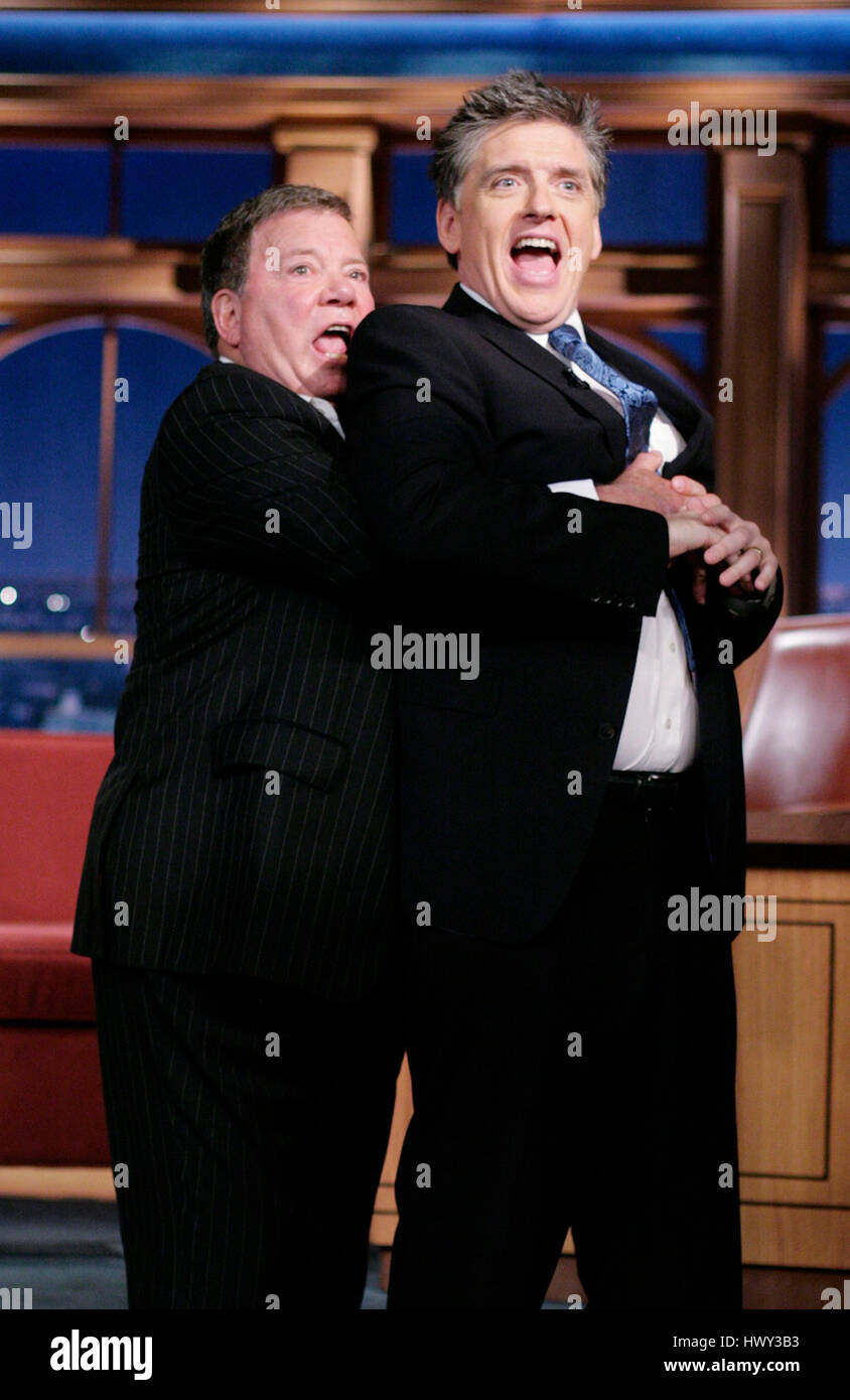 Attore William Shatner, a sinistra mostra l'host Craig Ferguson come ha ottenuto attaccato da una guarnizione di tenuta in Hawaii durante un segmento di "Late Late Show con Craig Ferguson' alla televisione CBS nella città di Los Angeles il Mercoledì, 7 gennaio 2009. Foto di Francesco Specker Foto Stock