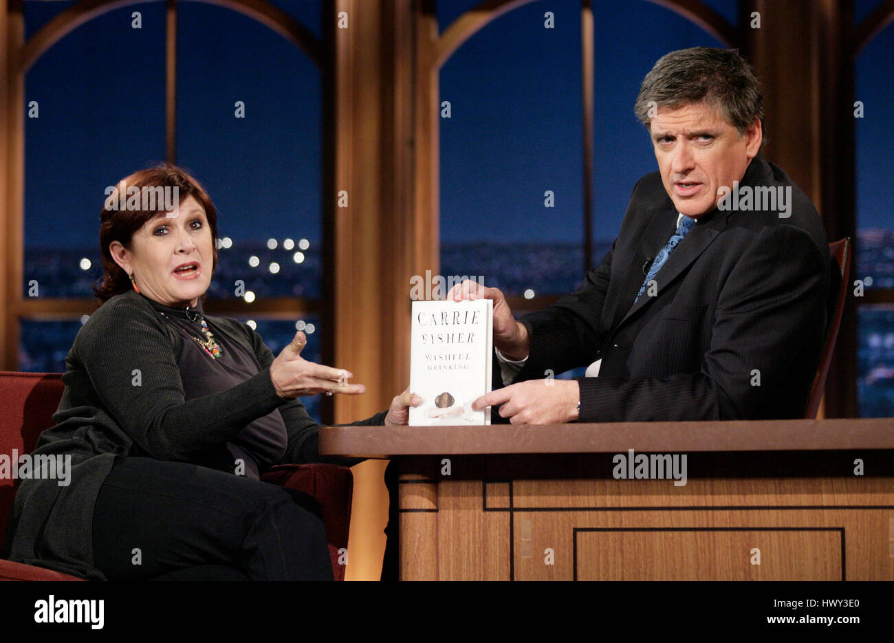 L'attrice Carrie Fisher, sinistra, chat con host Craig Ferguson durante un segmento di "Late Late Show con Craig Ferguson' alla televisione CBS City a Los Angeles il Venerdì, Dicembre 12, 2008. Foto di Francesco Specker Foto Stock