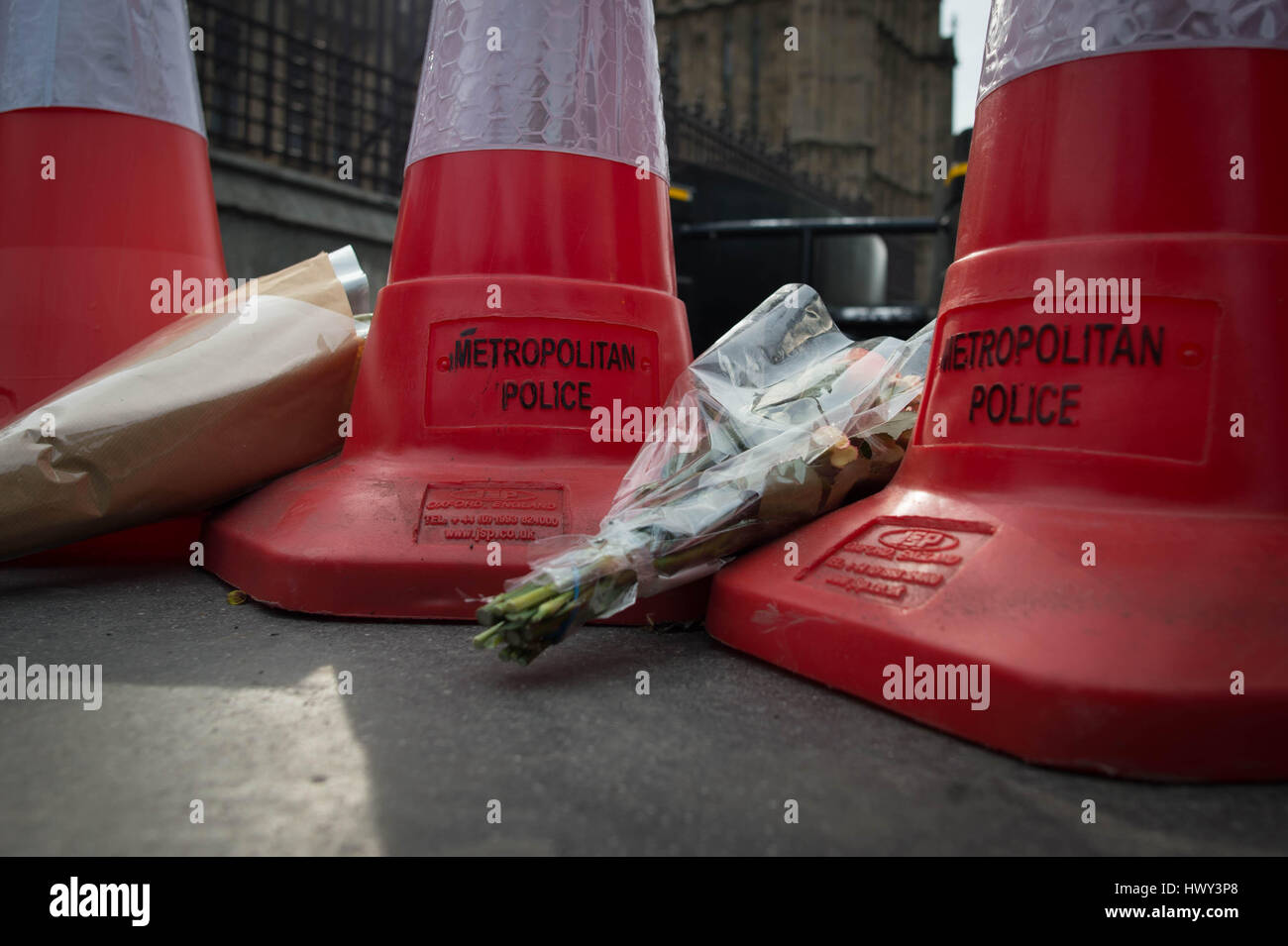 Fiori in scena sul Westminster Bridge, Londra dopo l'attentato che è costato la vita di quattro persone. Foto Stock